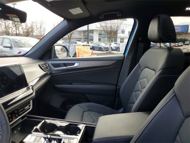 Certified 2025 Volkswagen Atlas Cross Sport SE w/ Panoramic Sunroof Package image 17