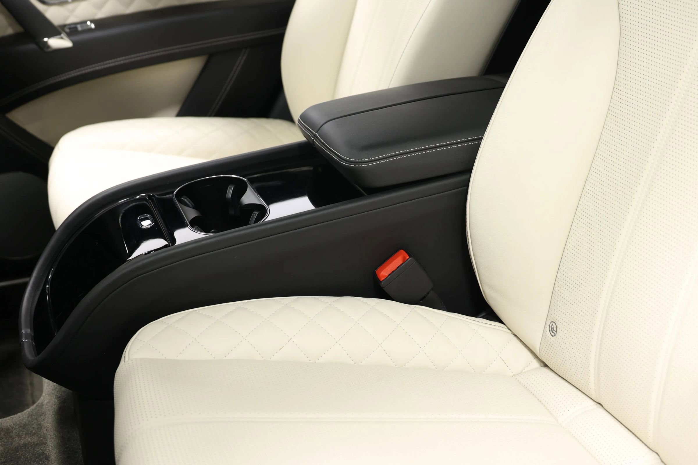 Used 2017 Bentley Bentayga image 53