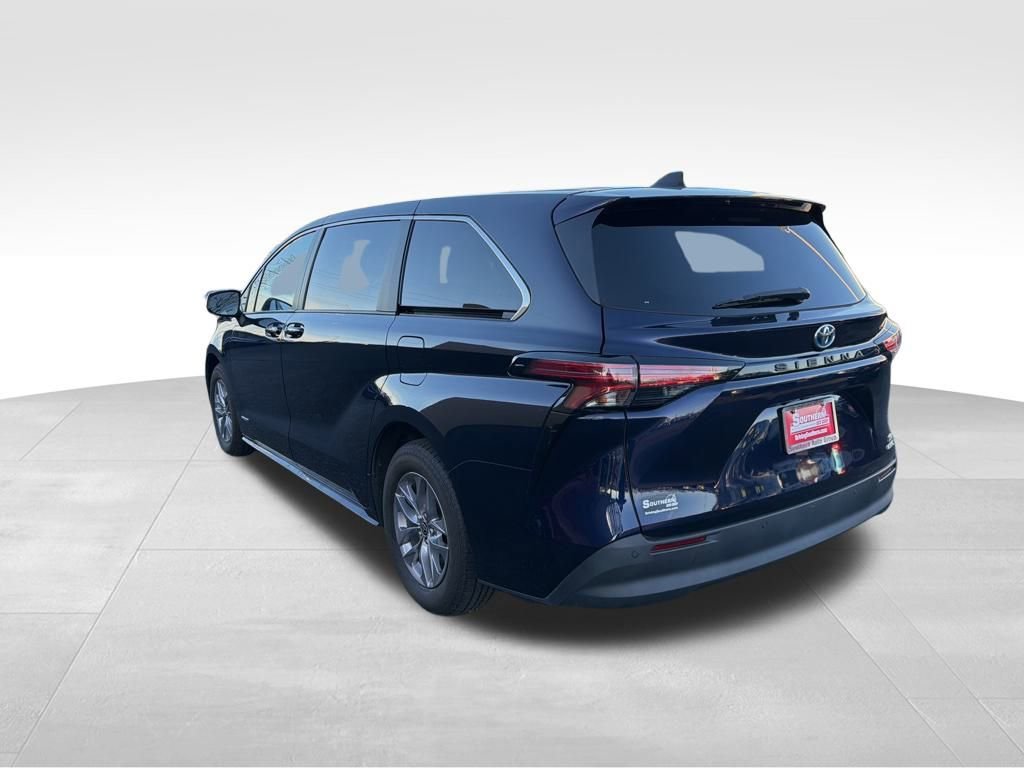 Used 2021 Toyota Sienna XLE image 3