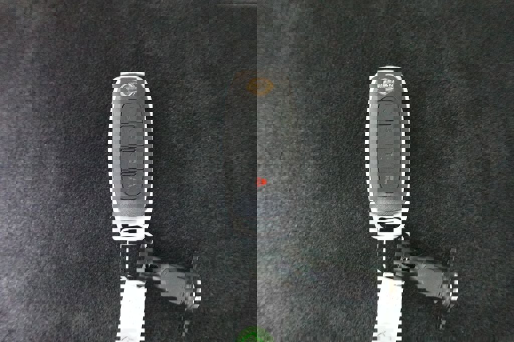 Used 2023 Nissan Rogue SV image 32