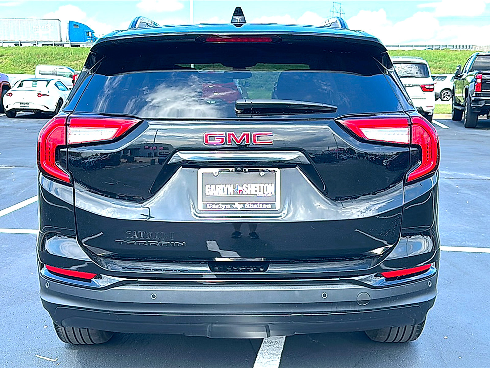 Used 2024 GMC Terrain SLE w/ Driver Convenience Package FWD image 7