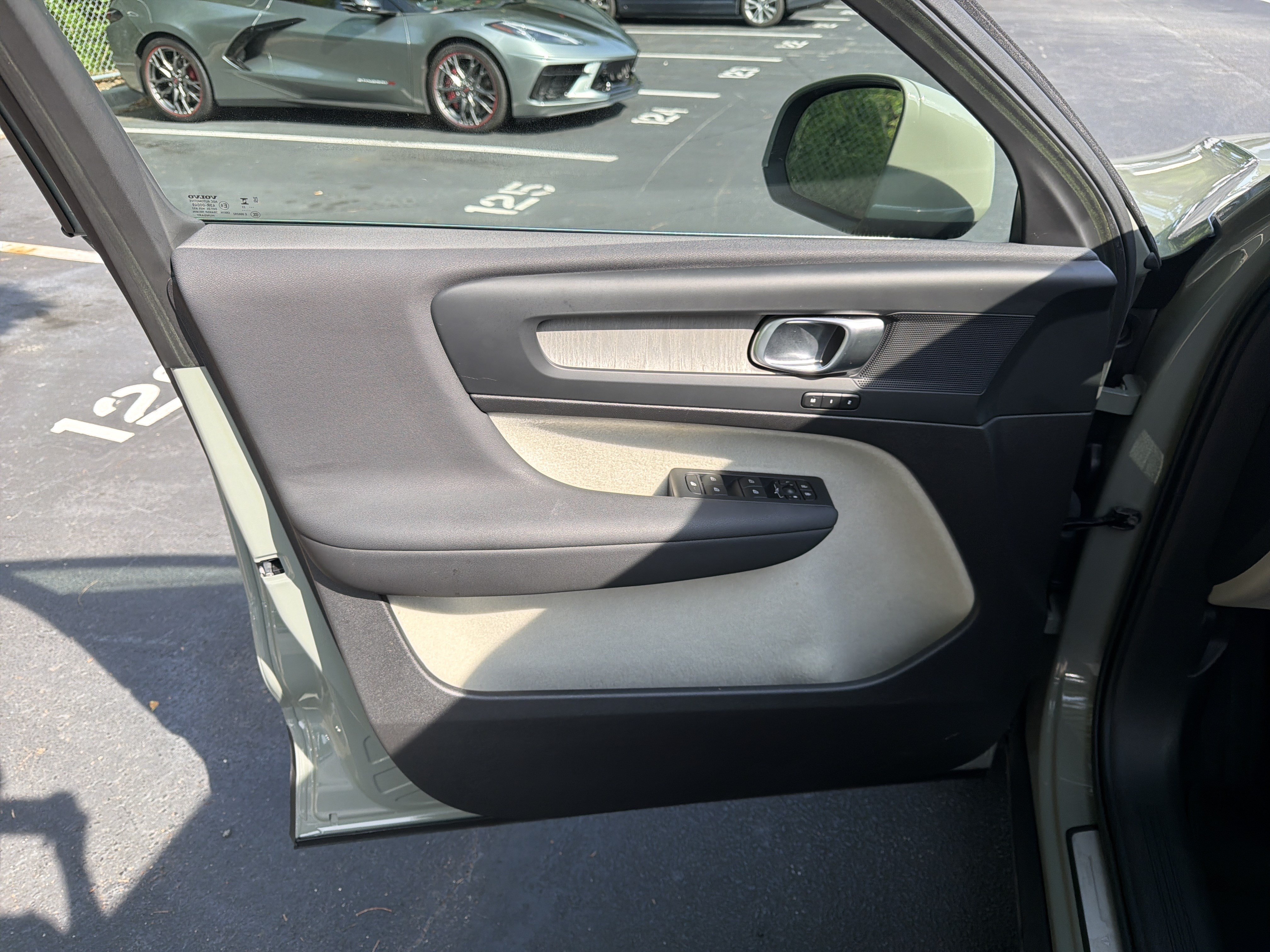 Certified 2023 Volvo XC40 B5 Plus AWD/4WD image 14