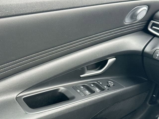 Used 2023 Hyundai Elantra Limited w/ Cargo Package image 17