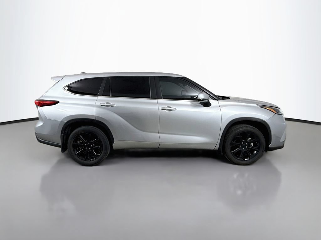 Used 2023 Toyota Highlander LE FWD image 8
