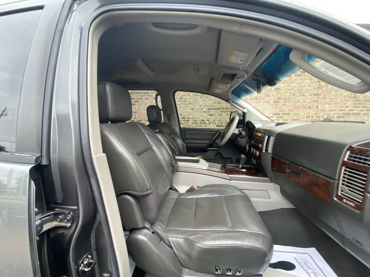 Used 2004 Nissan Titan LE w/ (Tow) Big Tow Pkg RWD image 9