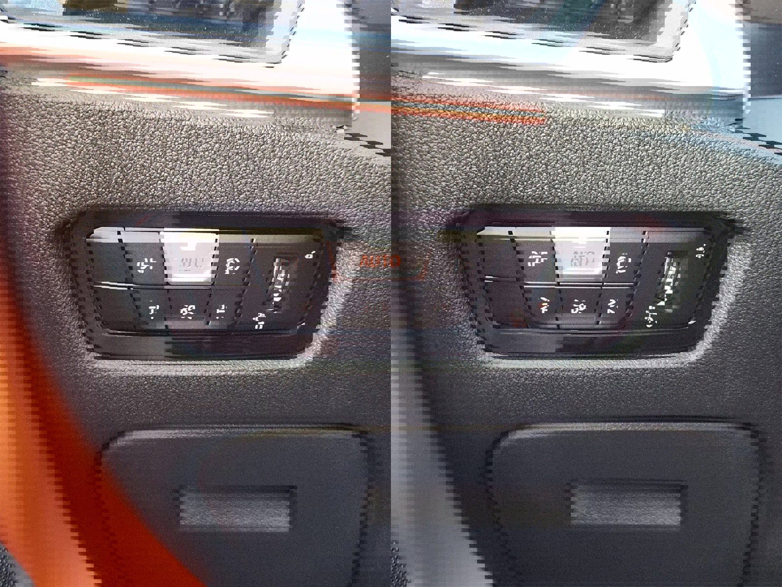 Used 2021 BMW M4 Coupe w/ M Carbon Exterior Package image 32