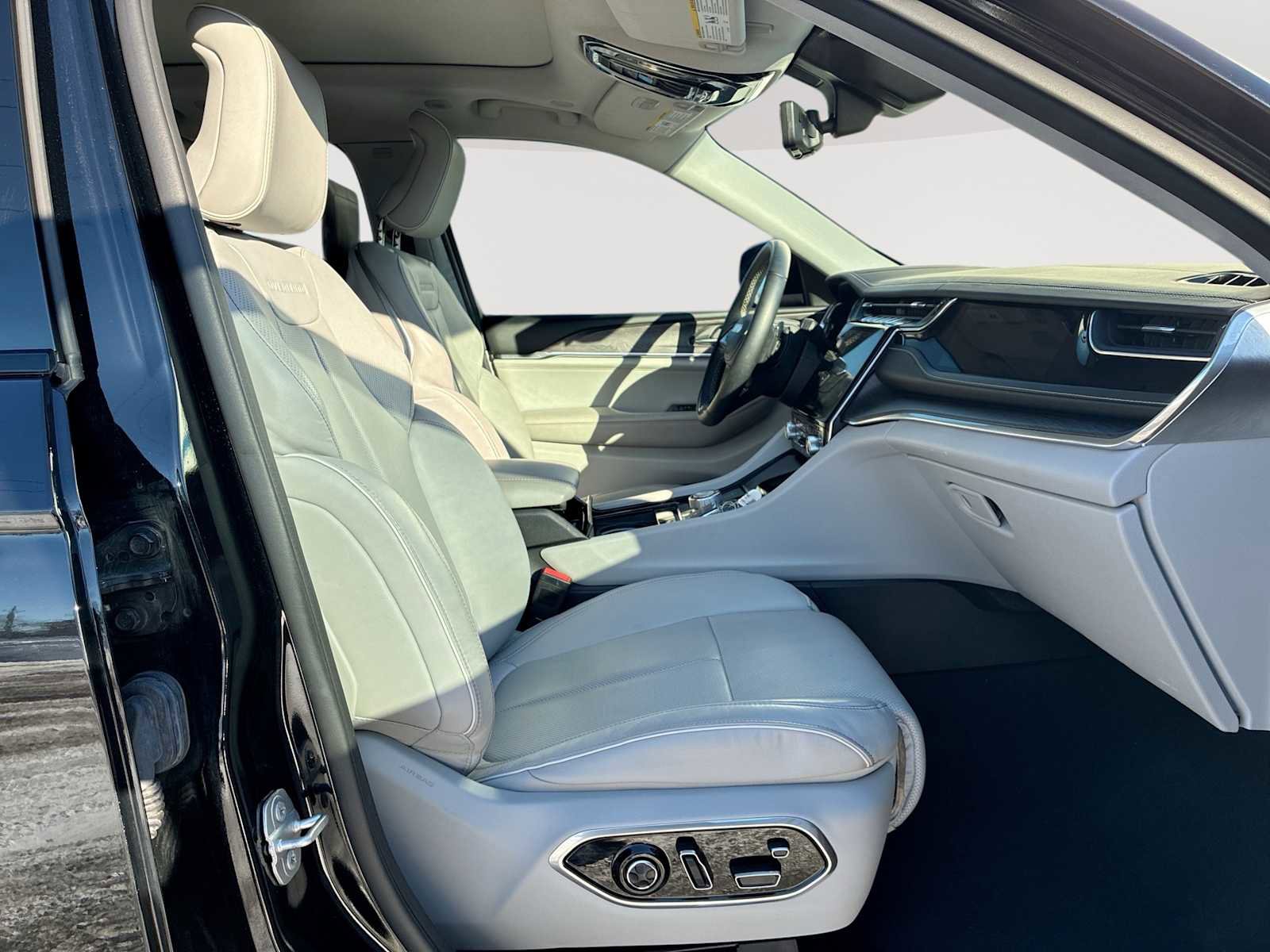 Used 2023 Jeep Grand Cherokee Overland w/ Advanced Protech Group III image 29