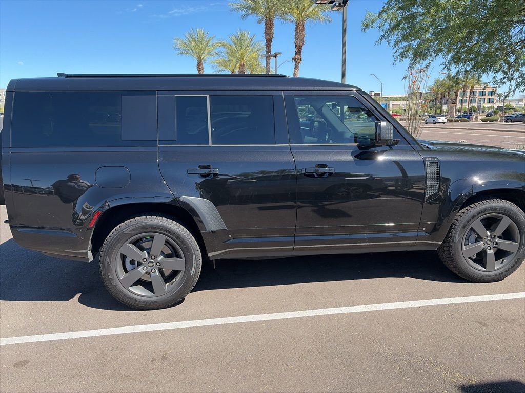 Used 2025 Land Rover Defender 130 X-Dynamic SE image 5