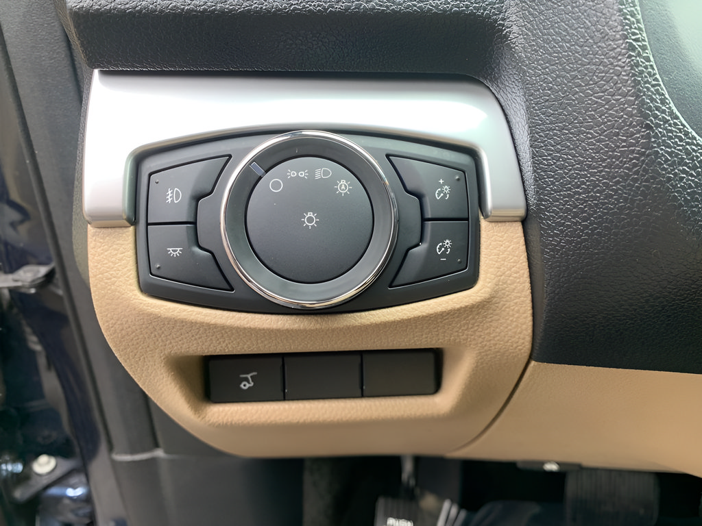 Used 2017 Ford Explorer XLT w/ Equipment Group 202A FWD image 16