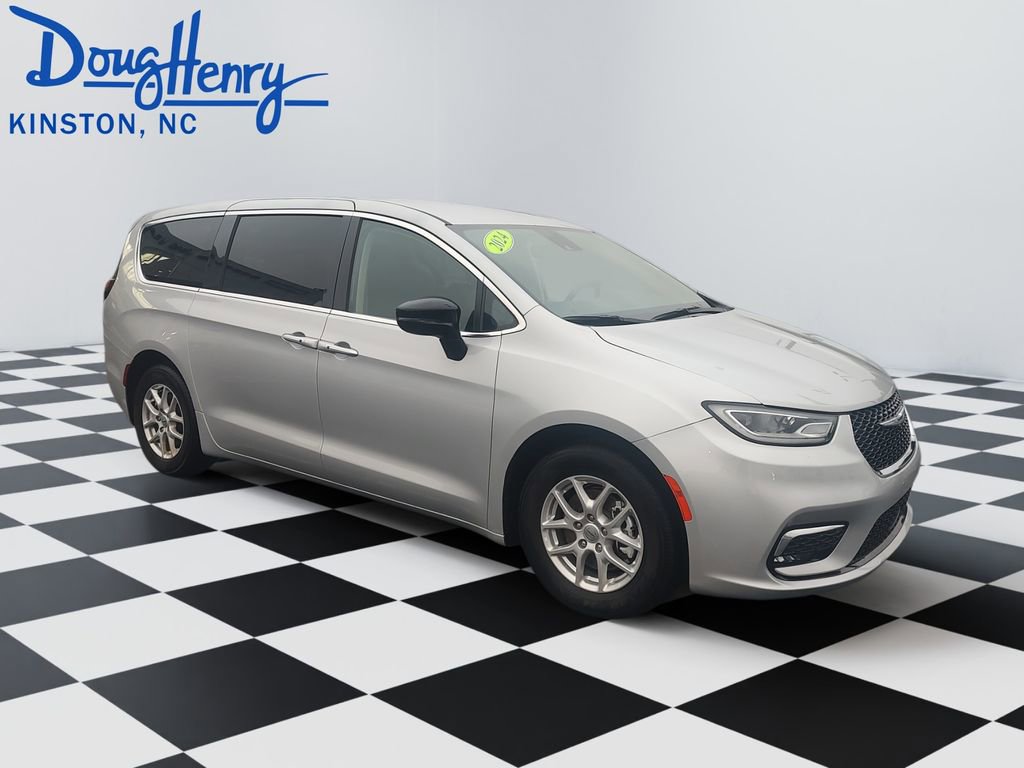 Used 2024 Chrysler Pacifica Touring-L FWD image 7