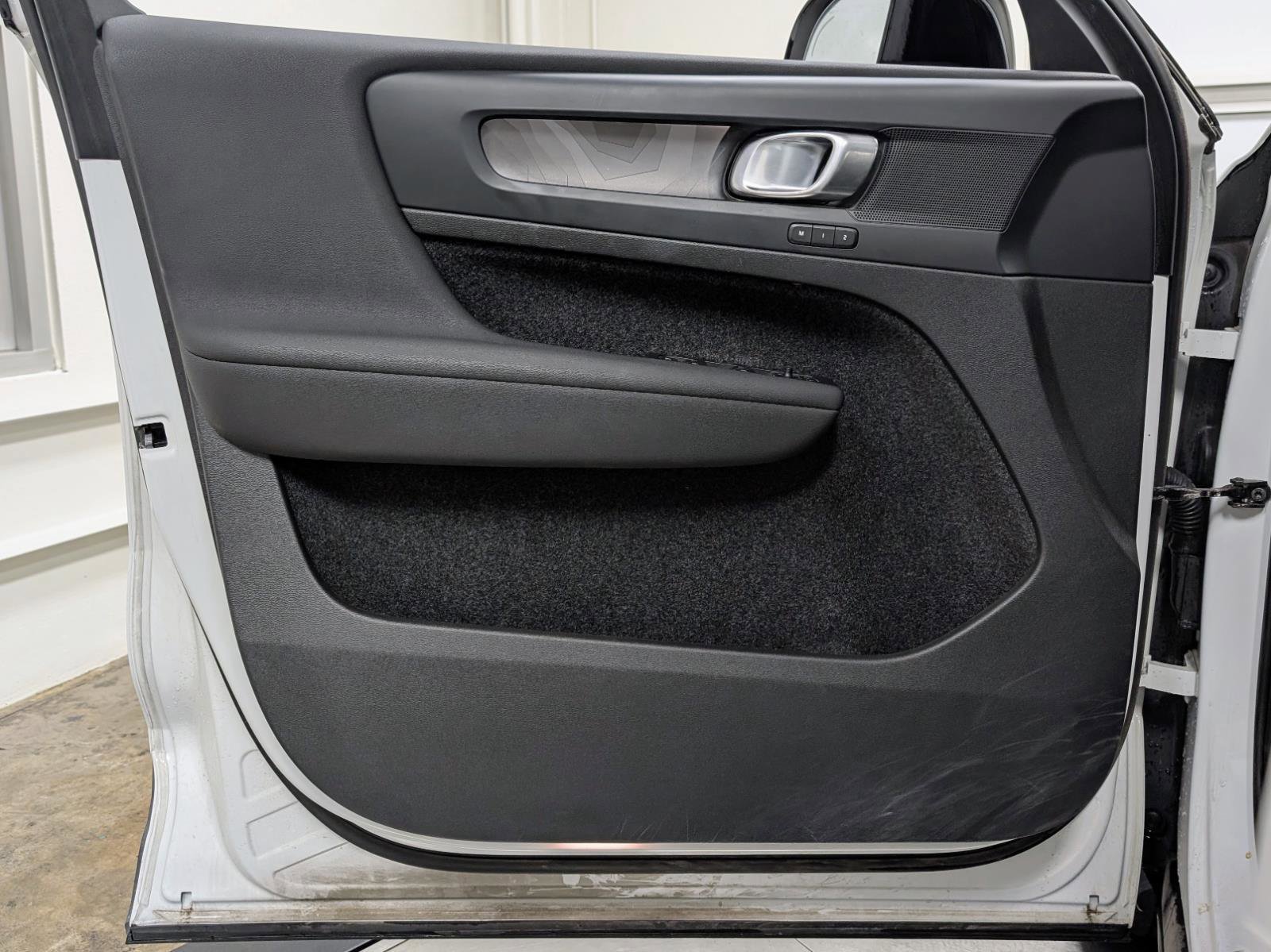 Used 2023 Volvo C40 Recharge Core image 13