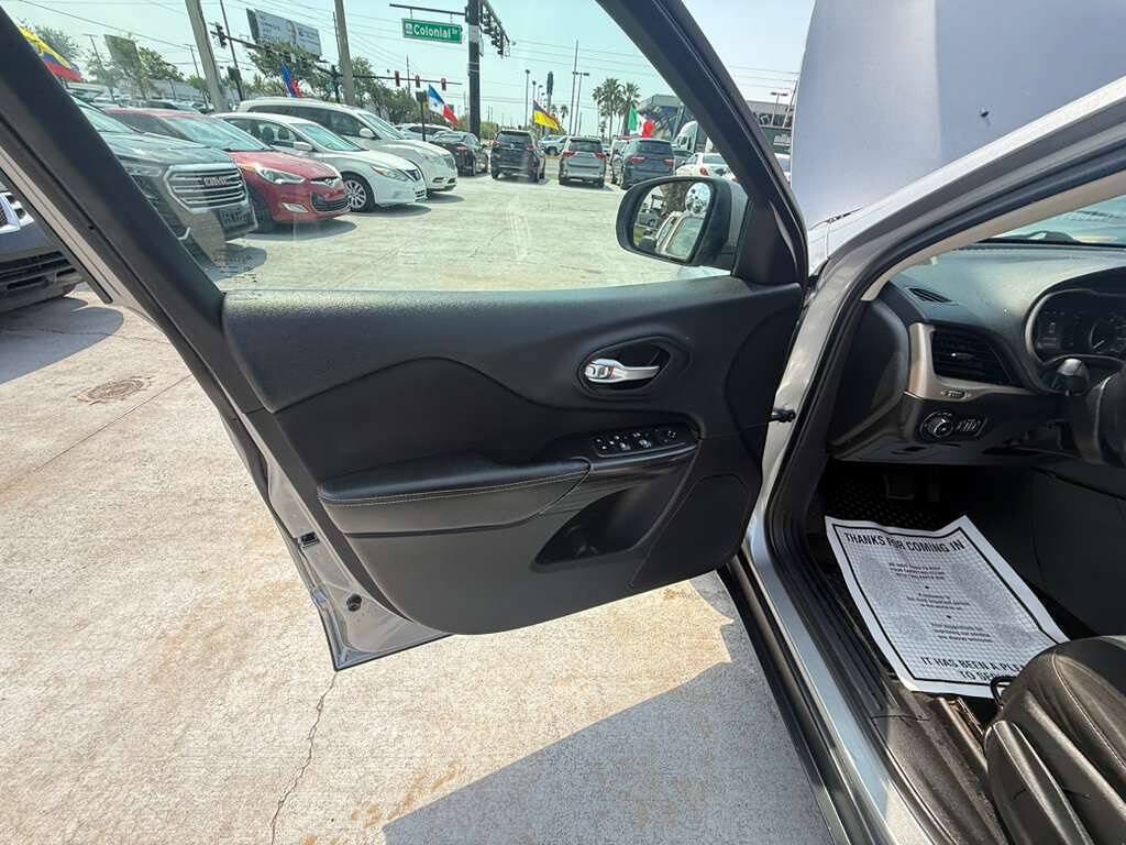 Used 2014 Jeep Cherokee Latitude w/ Cold Weather Group AWD/4WD image 16