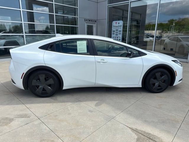 Used 2025 Toyota Prius LE FWD image 8