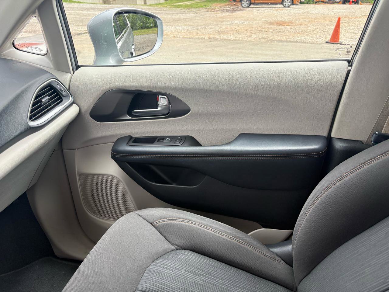 Used 2020 Chrysler Pacifica Touring w/ Advanced Safetytec Group FWD image 16