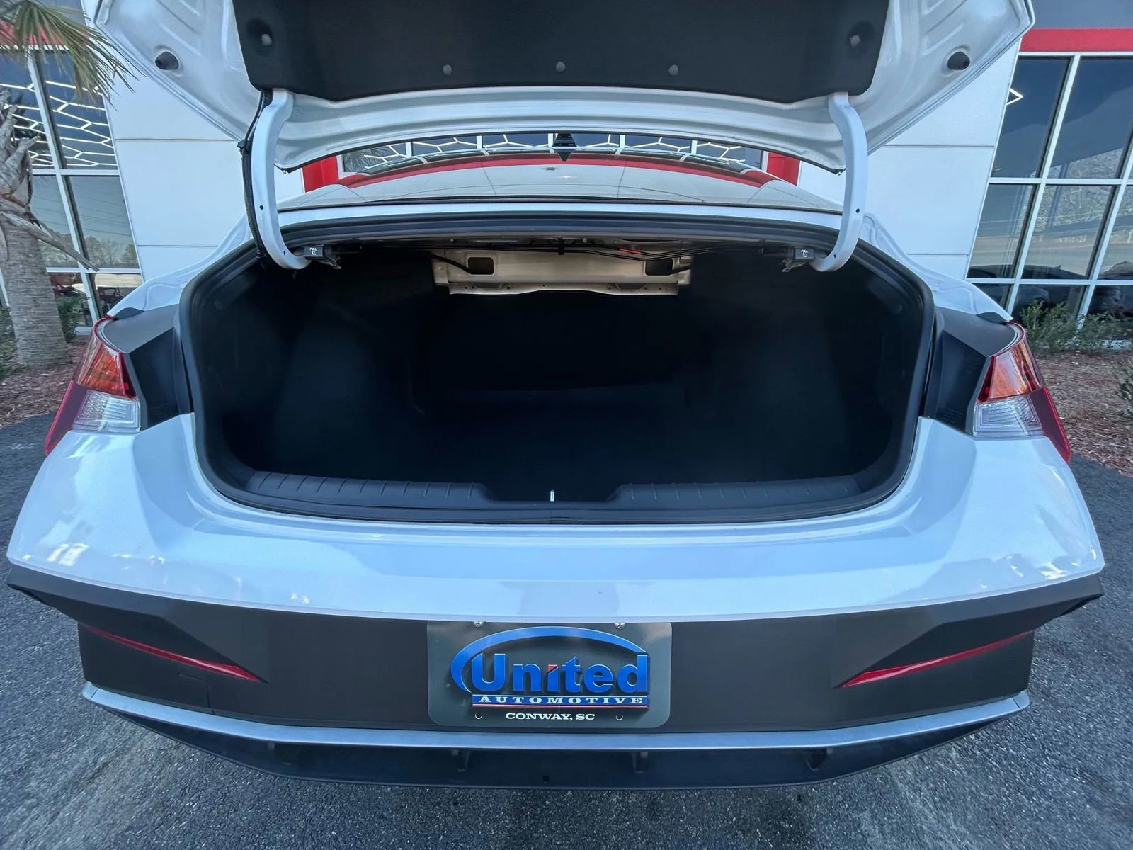 Used 2026 Hyundai Elantra Blue HEV 4D Sedan at image 18