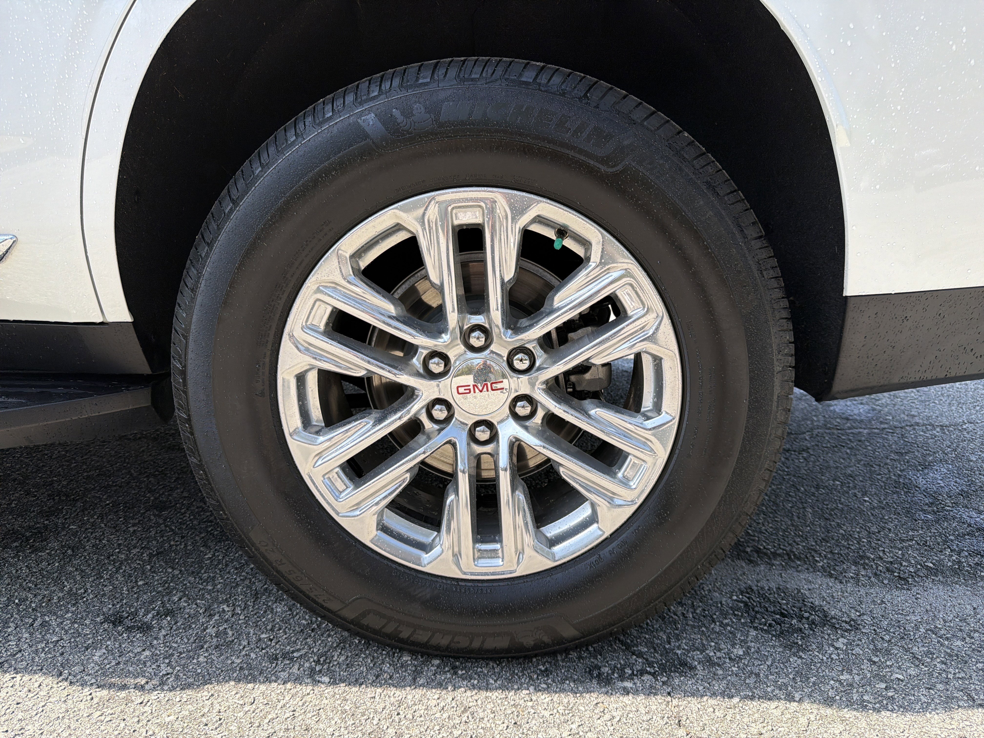 Used 2024 GMC Yukon SLT w/ SLT Luxury Package image 24