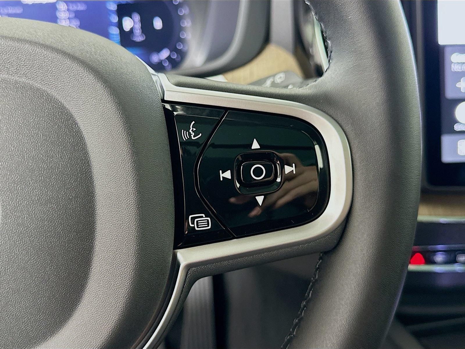 New 2026 Volvo XC60 B5 Plus w/ Protection Package Premier AWD/4WD image 19