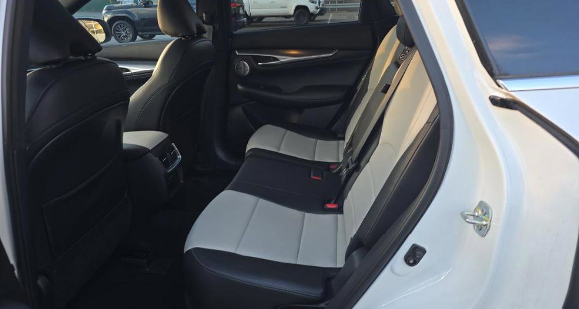 Used 2023 Nissan Pathfinder SL w/ Black Appearance Package image 13