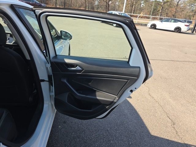 Used 2024 Volkswagen Jetta SE w/ Panoramic Sunroof Package image 31