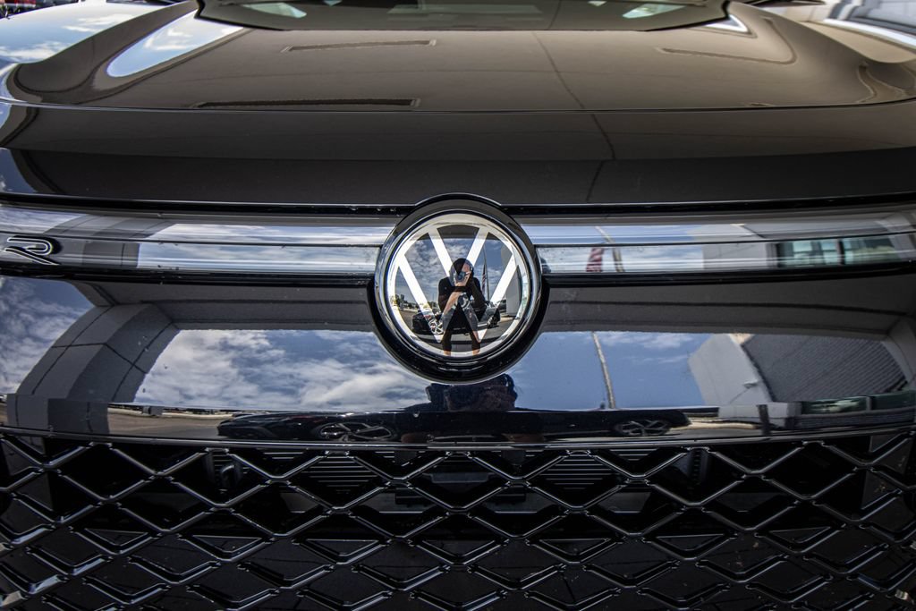 Certified 2025 Volkswagen Tiguan SE R-Line FWD image 8