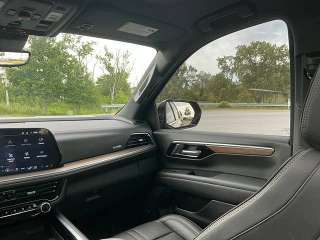 Used 2025 Chevrolet Suburban High Country AWD/4WD image 29