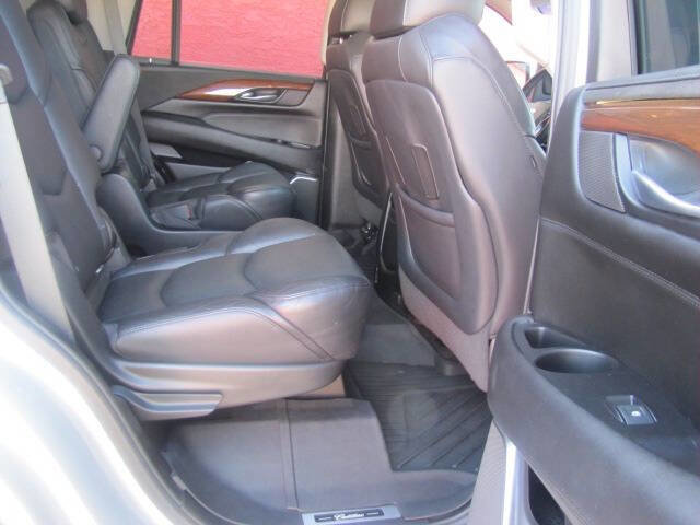 Used 2018 Cadillac Escalade Luxury AWD/4WD image 17