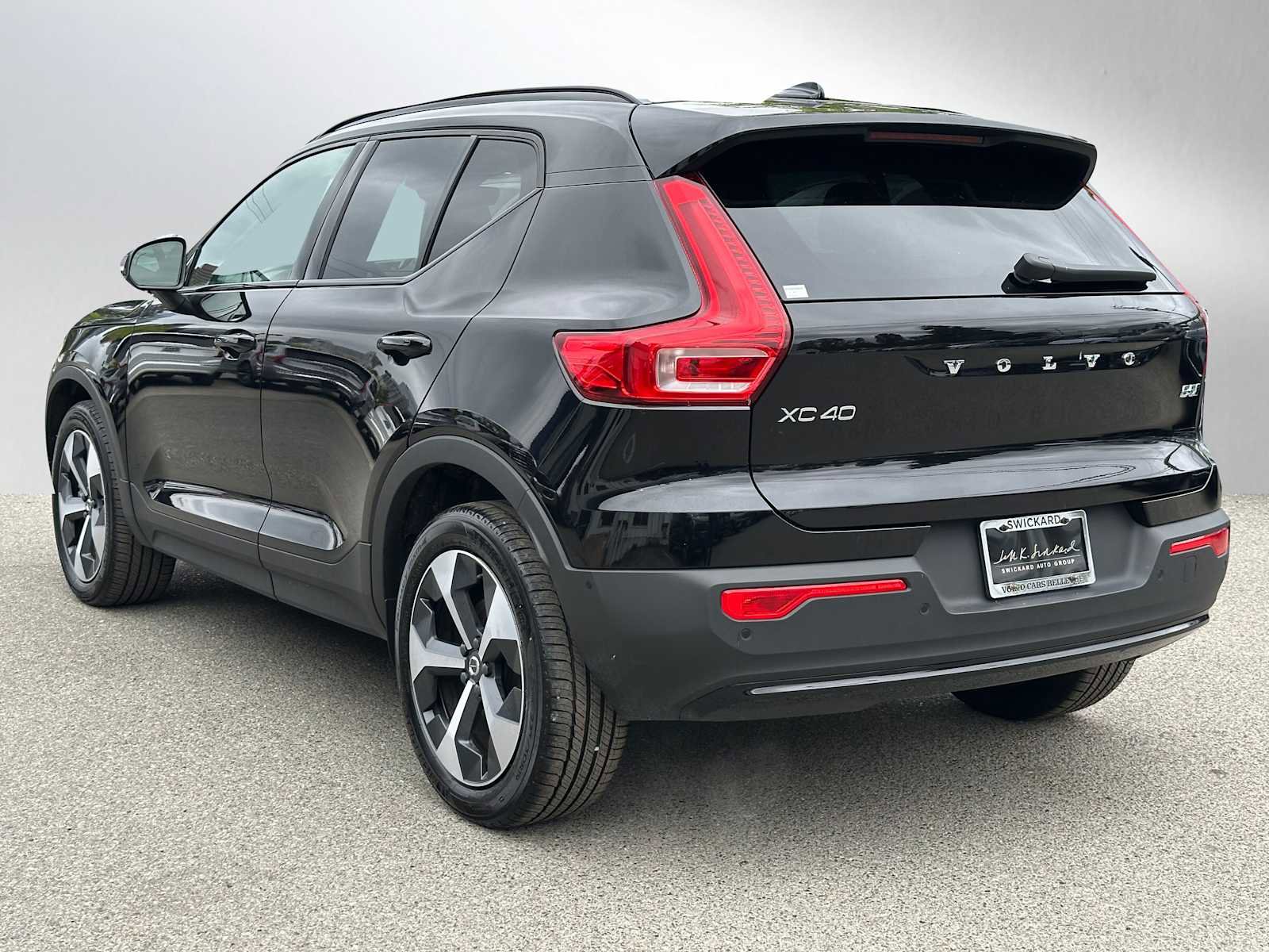 Used 2025 Volvo XC40 B5 Plus w/ Protection Package Premier AWD/4WD image 5