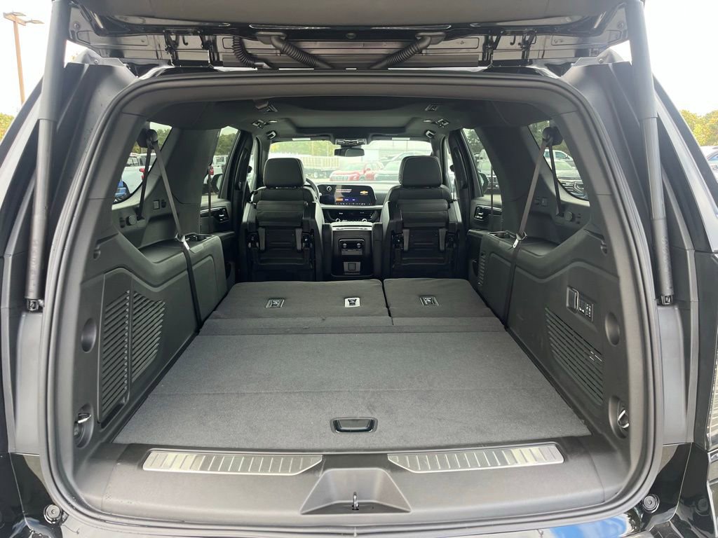 New 2026 Chevrolet Suburban Premier w/ Sun And Tow Package AWD/4WD image 8