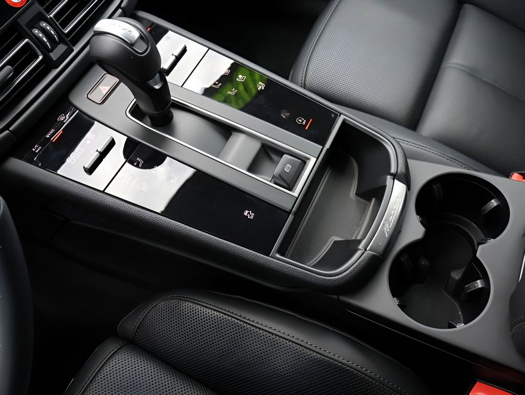 Certified 2025 Porsche Macan Turbo image 24