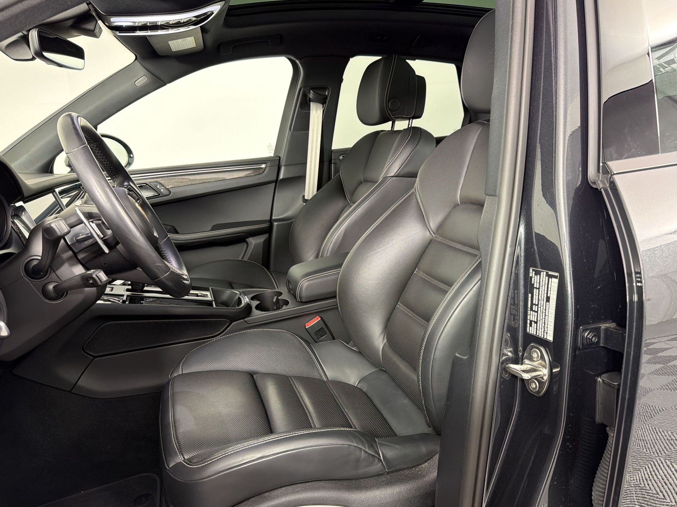 Certified 2025 Porsche Macan GTS AWD/4WD image 5