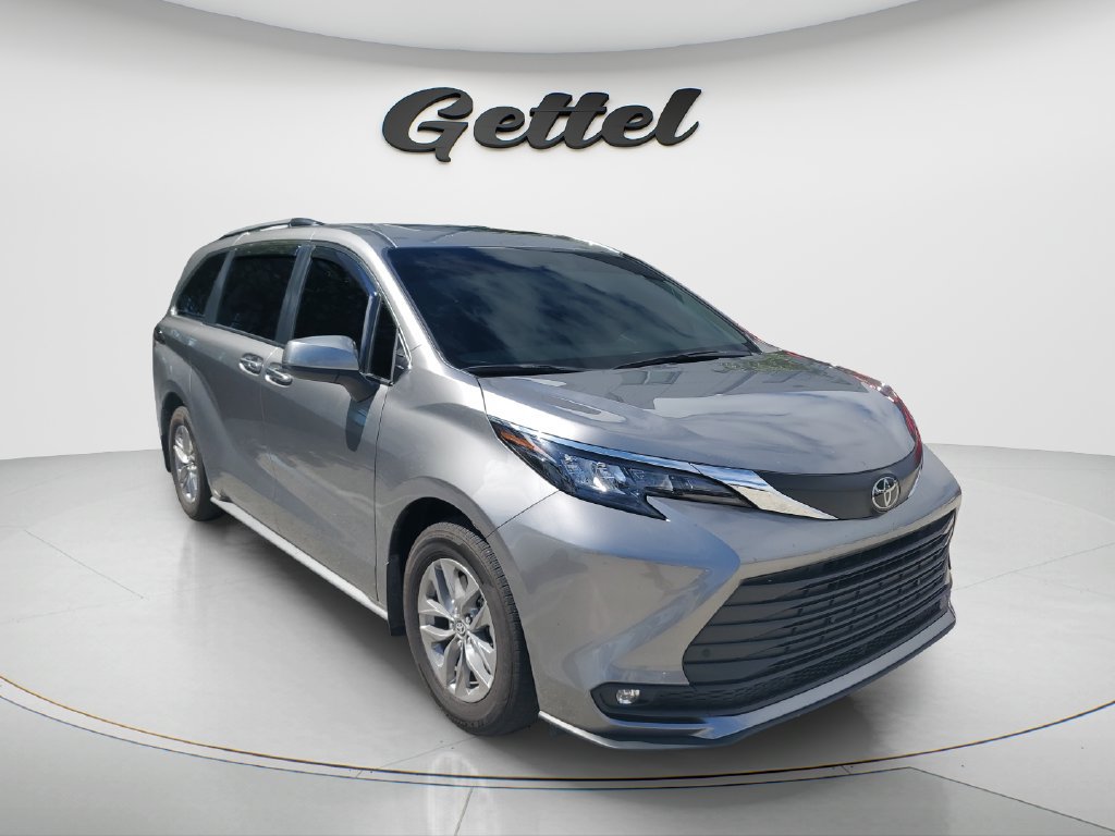 Used 2026 Toyota Sienna XLE FWD image 3