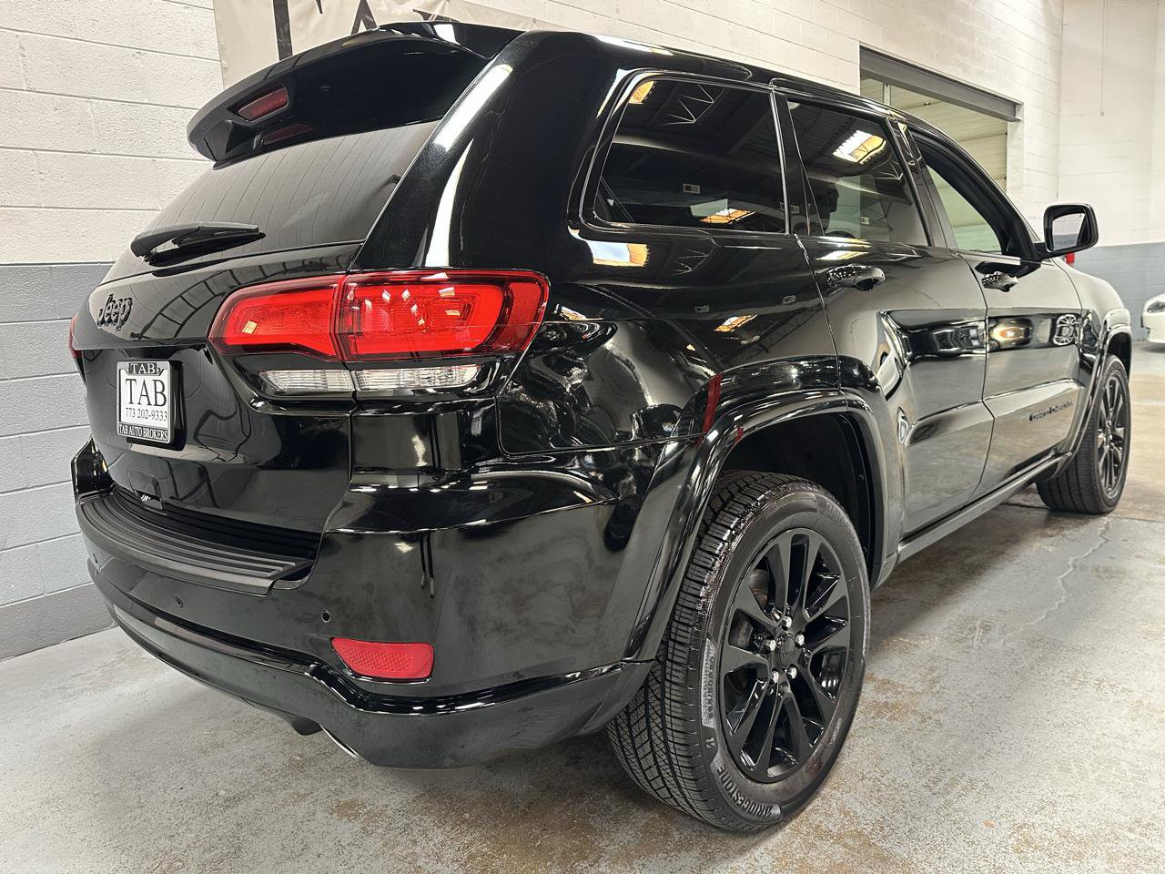 Used 2019 Jeep Grand Cherokee Altitude AWD/4WD image 3