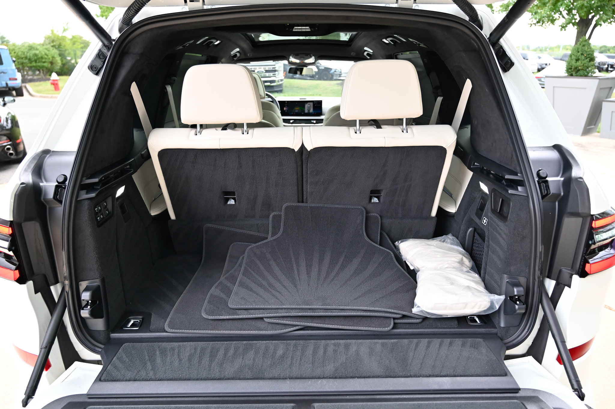 Used 2023 BMW X7 xDrive40i w/ Executive Package AWD/4WD image 47