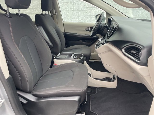 Used 2020 Chrysler Pacifica Touring w/ Tire & Wheel Group image 16