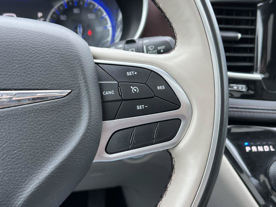 Used 2017 Chrysler Pacifica Limited w/ UConnect Theater Package FWD image 25