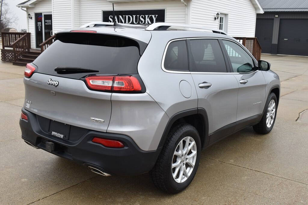 Used 2017 Jeep Cherokee Latitude w/ Comfort & Convenience Group AWD/4WD image 3