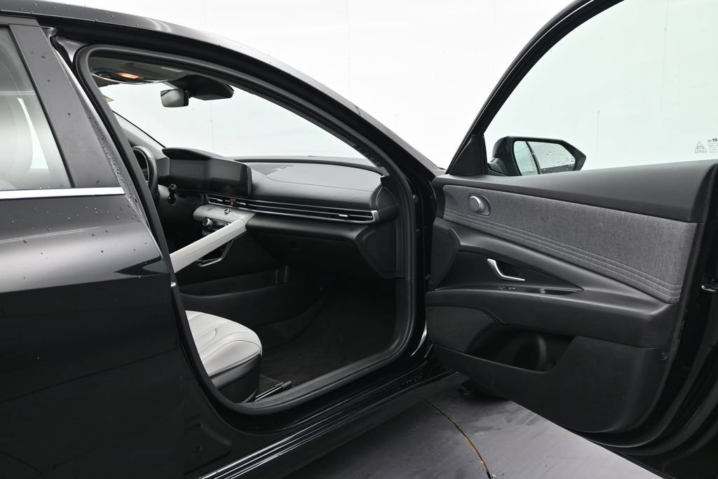 Used 2025 Hyundai Elantra Limited FWD image 17