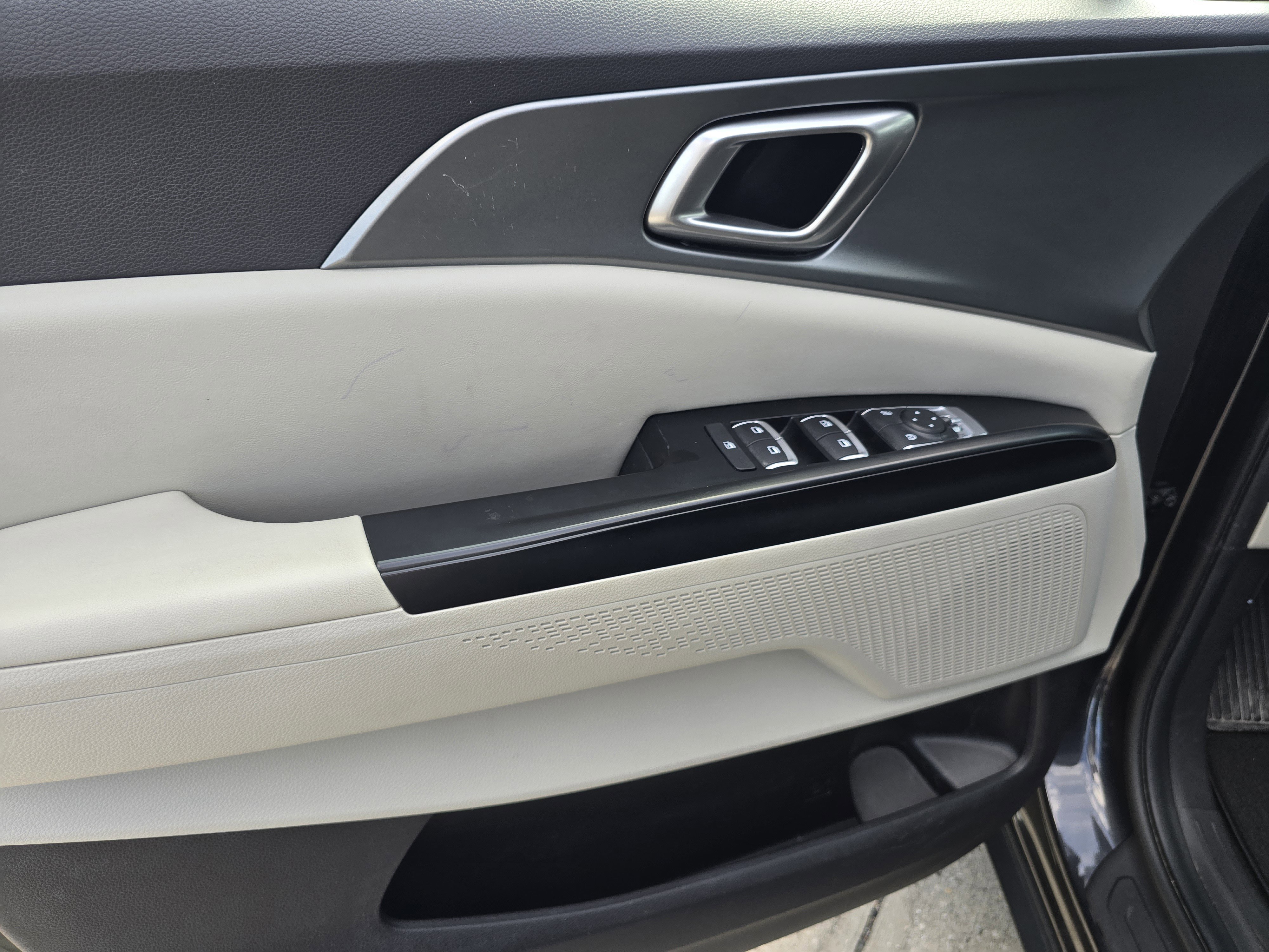 Used 2024 Kia Carnival LX image 18