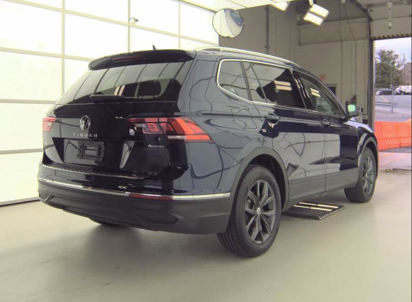 Used 2023 Volkswagen Tiguan SE w/ Panoramic Sunroof Package image 12