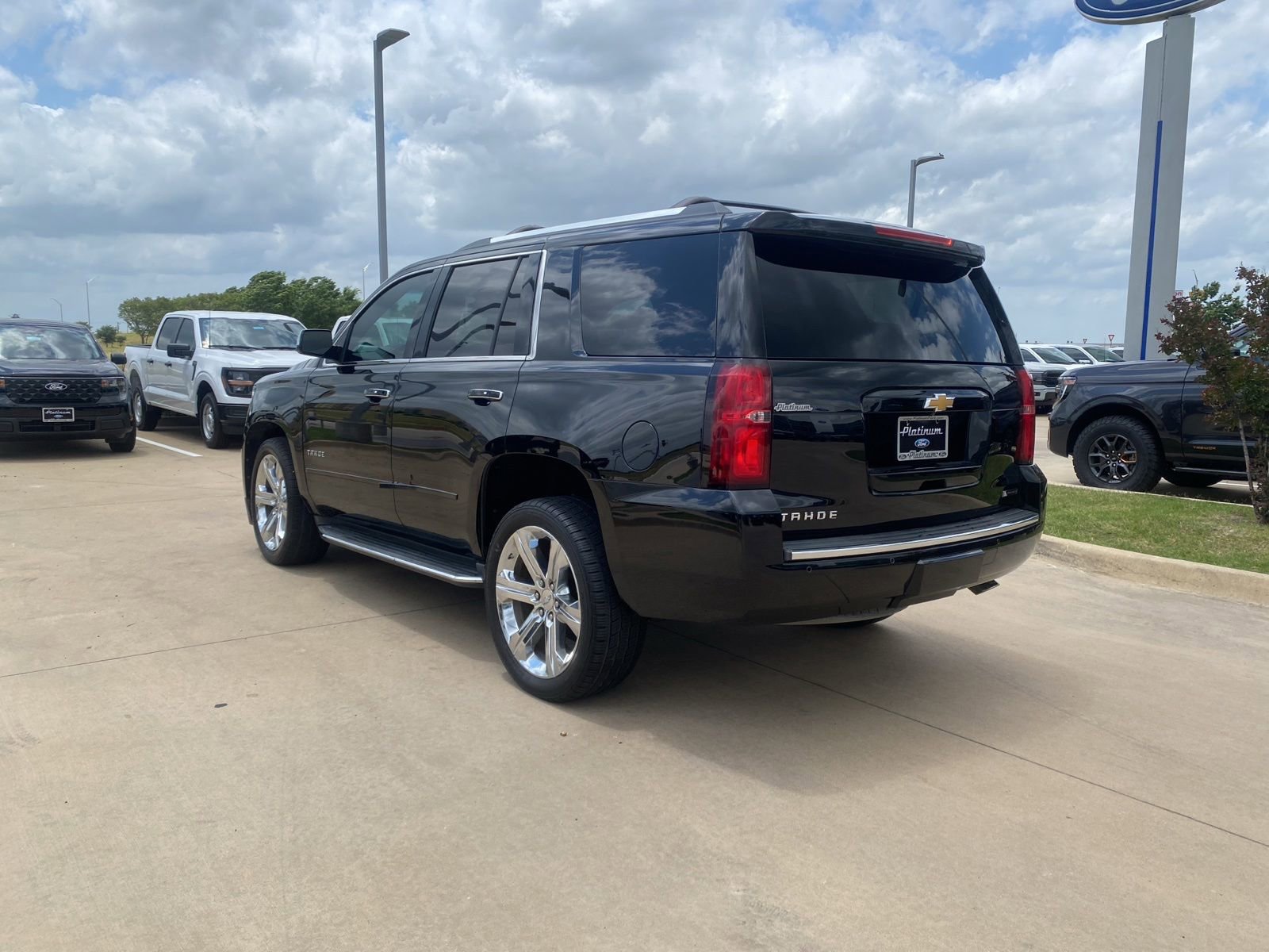 Used 2018 Chevrolet Tahoe Premier RWD image 2