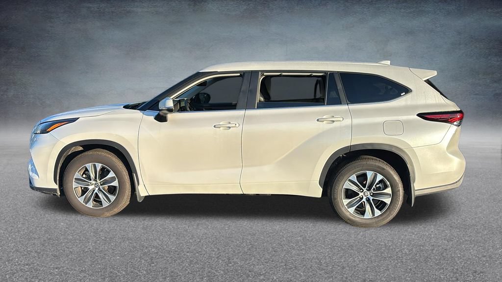 Used 2025 Toyota Highlander XLE AWD/4WD image 4