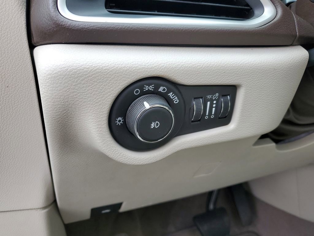 Used 2017 Chrysler Pacifica Touring-L w/ Tire & Wheel Group image 10