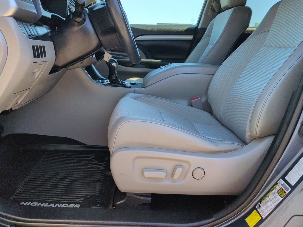 Used 2017 Toyota Highlander Plus AWD/4WD image 10