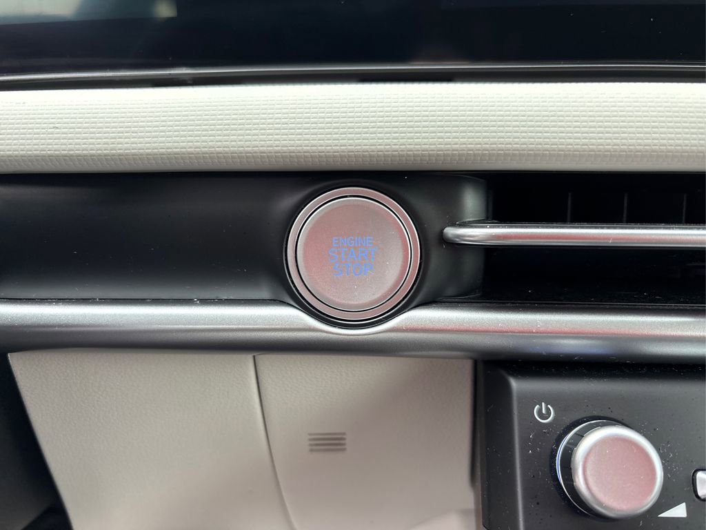 Certified 2025 Hyundai Tucson SE image 32