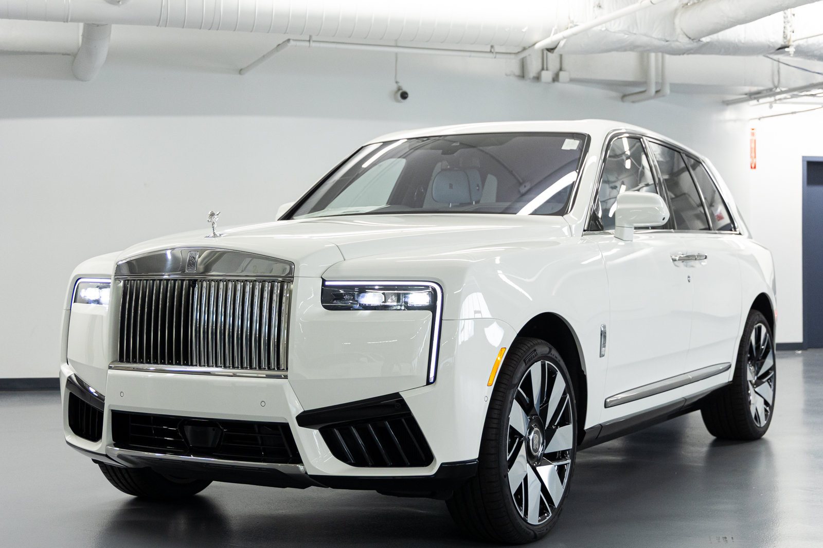 New 2026 Rolls-Royce Cullinan AWD/4WD image 2