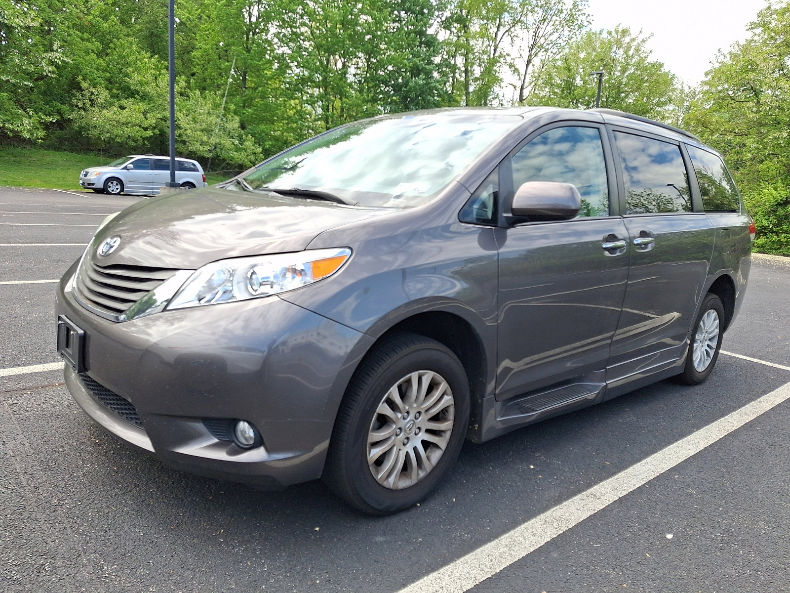 Used 2013 Toyota Sienna XLE FWD image 2