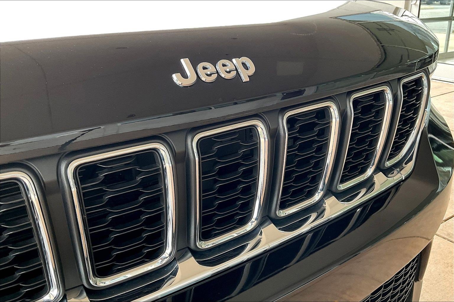 Used 2023 Jeep Grand Cherokee Laredo image 30