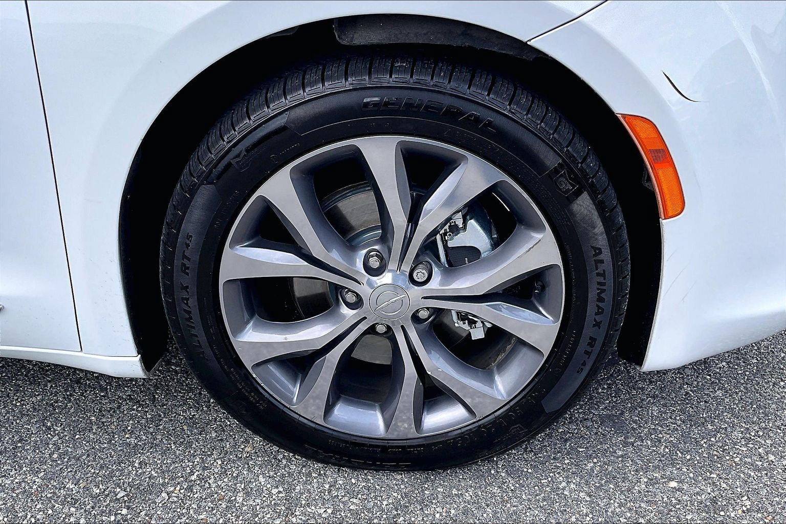 Used 2018 Chrysler Pacifica Limited w/ Tire & Wheel Group FWD image 9