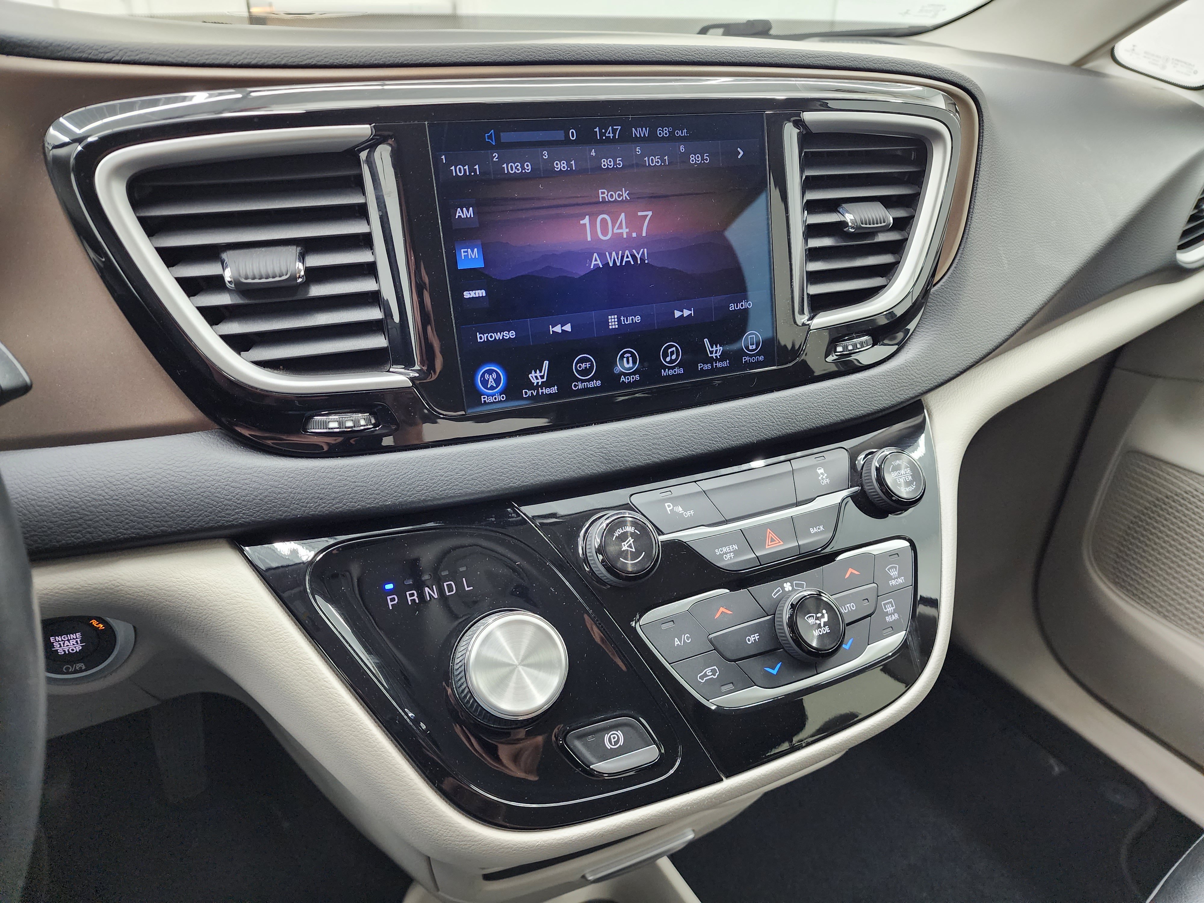 Used 2017 Chrysler Pacifica Touring-L FWD image 12