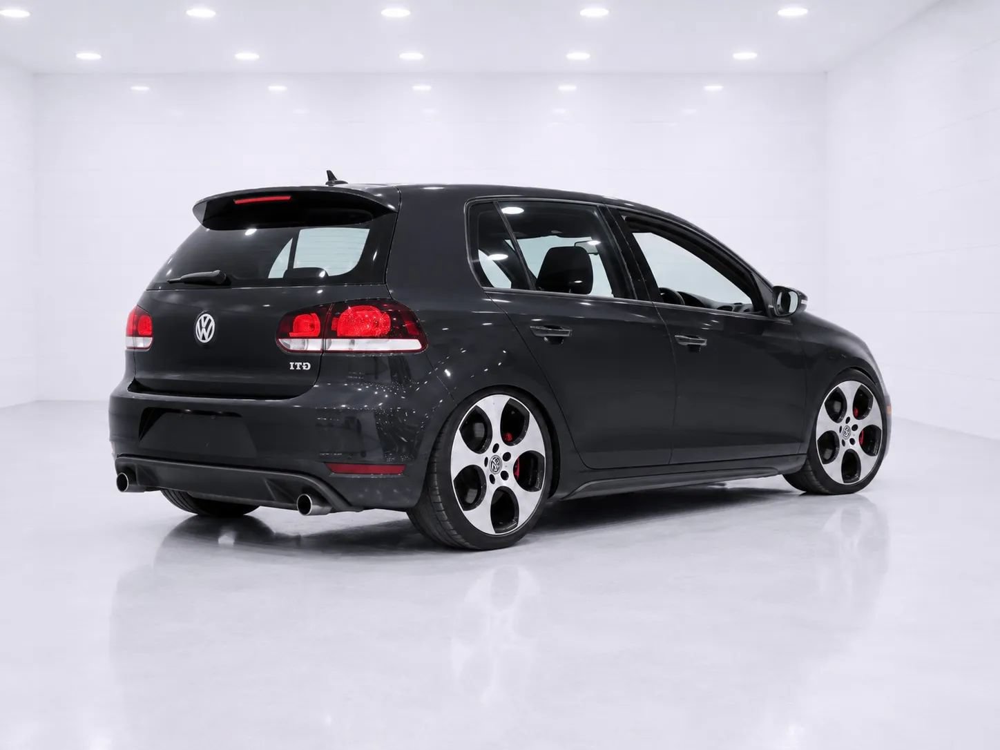 Used 2011 Volkswagen Golf 4-Door FWD image 5